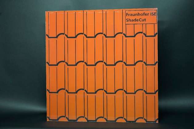 Mit den Folienschnittmustern können zum Beispiel Dachziegel imitiert werden, ohne die Effizienz des PV-Moduls nennenswert zu beeinträchtigen.