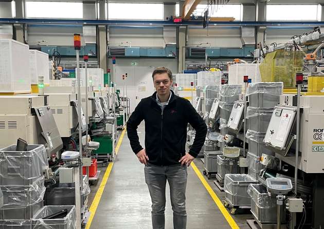 Sebastian Decker, EHS-Manager bei ITW Motion Europe, vor der Spritzgießproduktion in Röttingen.
