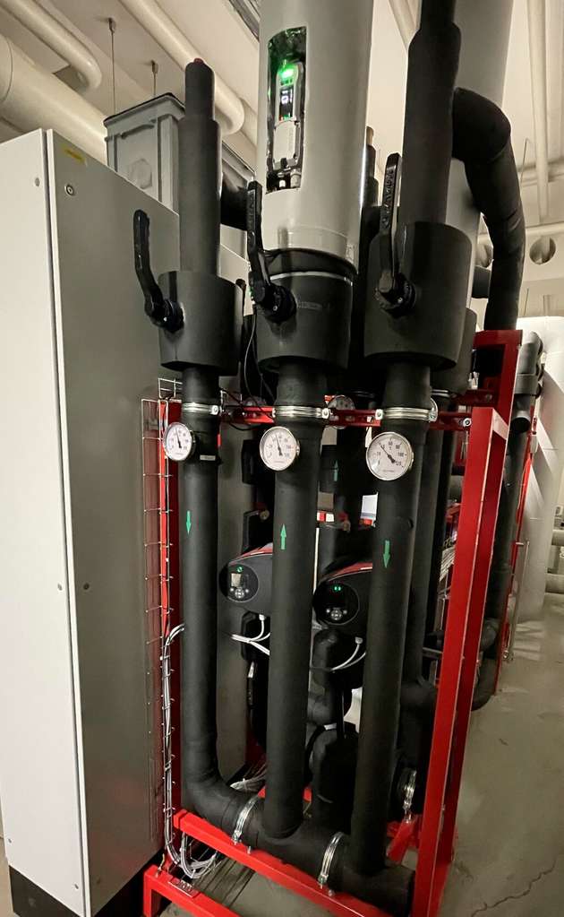 Meilenstein für das Klimaziel: Der Austausch der Ölheizung durch diese Wärmepumpe – voll integriert ins Monitoring – bringt ITW dem Ziel der 50-prozentigen CO2-Reduktion näher.