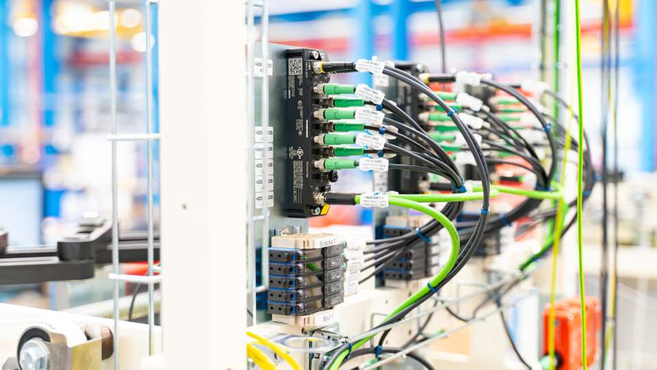Schaltschranklose Verdrahtungslösungen sind ein wesentlicher Baustein der Modularisierungsstrategie bei B&B Verpackungstechnik.