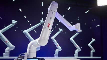 Mit der neuen Cobot-Familie PoWa schließt ABB Robotics in sechs Traglastklassen die Lücke zwischen klassischen Cobots und herkömmlichen Industrierobotern. 