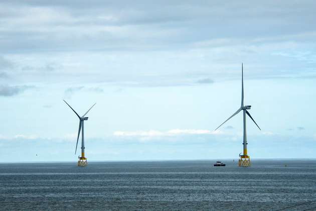 Errichtung einer Windkraftanlage auf einer schwimmenden Gründung – eine technische Herausforderung für Konstruktion und Logistik.