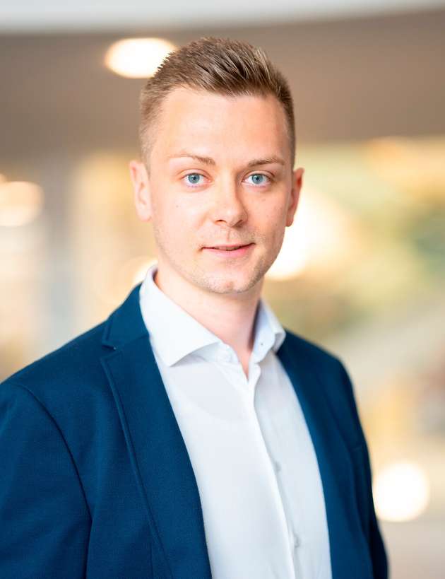Tobias Schaer, Sales Manager DCT, Wago: Auf der PCIM kommen Fachbesucher häufig mit der Frage auf uns zu, wie man hohe Ströme oder eine Vielzahl an Signalen, sicher übertragen kann. Mein Team und ich stehen hier mit einer individuellen Beratung zur Seite und finden gemeinsam mit dem Besucher Antworten oder erste konkrete Lösungsansätze. Ob Antriebstechnik, Automatisierung oder erneuerbare Energien – in der Leistungselektronik kommen oft viele Anforderungen zusammen. Mit unserer intuitiven Hebelanschlusstechnik und hilfreichen Programmen wie Smartdesigner oder Thermosimulation können wir dabei reale Bedingungen betrachten, eine passende Lösung finden und gemeinsam das Projekt von der Idee bis zur Serie erfolgreich begleiten.
PCIM Halle 6, Stand 422
