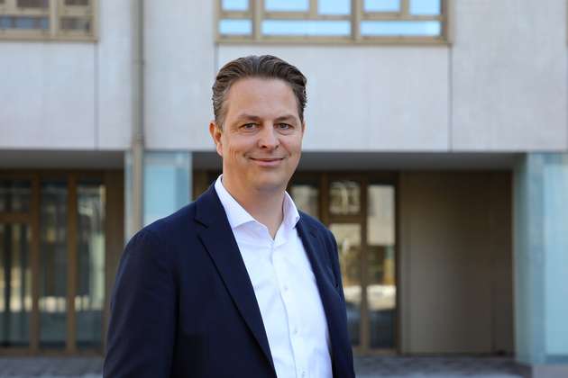 Andreas Weisl, Executive Vice President und Chief Sales Officer Industrial & Infrastructure, Infineon: Das Fachpublikum sucht aktuell vor allem nach Antworten auf folgende Fragen: Wie wird Energieversorgung stabiler und effizienter, vom Netz bis zum Rechenzentrum? Wie lässt sich KI‑Rechenleistung skalieren, ohne dass Stromversorgung und Backup zum Bott­leneck werden? Und wie beschleunigen wir Elektromobilität und Robotik bei höchster Effizienz und Sicherheit? Am Infineon‑Stand zeigen wir konkrete Referenzdesigns und Demos, von Halbleiterlösungen für Solid‑State‑Transformatoren und DC‑Mikronetze über Onboard‑Charger-Topologien bis zum Motorantrieb für Roboterarme. Dabei beraten wir auf Basis unseres umfassenden Portfolios an Si‑, SiC‑ und GaN‑Lösungen entlang der jeweiligen Systemanforderungen.
Halle 7, Stand 470