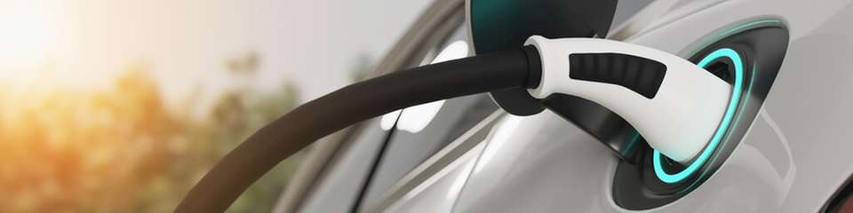 Das Projekt HiPower 5.0 zielt darauf ab, den Onboard-Charger in Elektrofahrzeugen deutlich zu verkleinern. GaN-Schalter und Embedding sollen die Effizienz erhöhen und den Platzbedarf verringern.