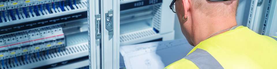 Der digitale Zwilling bündelt Konstruktions- und Fertigungsinformationen und dient als Referenz für automatisierte Schritte im durchgängigen Arbeitsablauf im Schaltschrankbau.