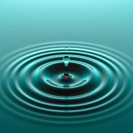 Nach der Anwendung in Gärten oder in der Landwirtschaft kann Glyphosat in den Wasserkreislauf gelangen – Trinkwasser muss entsprechend gefiltert werden.