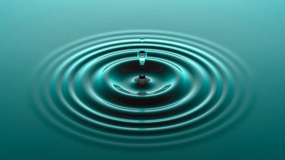 Nach der Anwendung in Gärten oder in der Landwirtschaft kann Glyphosat in den Wasserkreislauf gelangen – Trinkwasser muss entsprechend gefiltert werden.