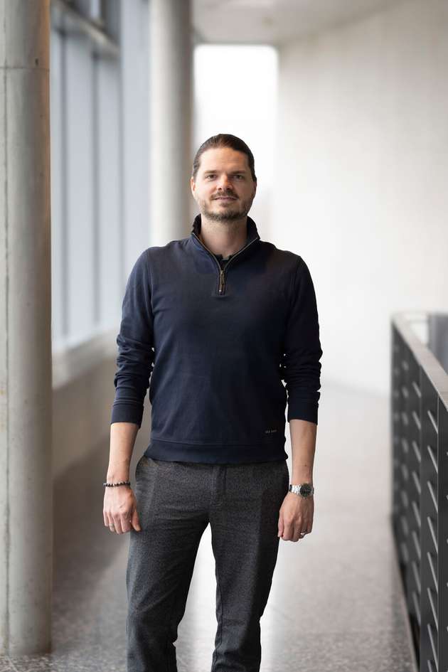 Jens Baringhaus, Chief Expert für Wide-Bandgap-Technologien, Bosch: Im Bereich Leistungselektronik werden wir am häufigsten auf Schaltverhalten und Kurzschlussfestigkeit unserer SiC (Siliziumkarbid) Chips angesprochen. Die dritte Generation SiC MOSFETs, die wir auf der PCIM 2026 vorstellen, setzt genau hier an: Optimierte Schalteigenschaften reduzieren Verluste im Betrieb. Der um 20 Prozent niedrigere spezifische Durchlasswiderstand ermöglicht dabei kleinere Chipflächen und somit kosteneffizientere Designs. Eine um 10 Prozent höhere Kurzschlussfestigkeit macht die Chips zudem noch robuster und vereinfacht die Integration. Auf der diesjährigen PCIM zeigen wir, wie sich diese Fortschritte für Traktionsinverter im E-Fahrzeug nutzen lassen.
PCIM Halle 7, Stand 443