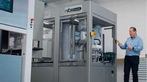 Die mit 150 x 130 cm wohl weltweit kleinste Palettier-Zelle für die Pharmaproduktion wurde von Robotronic in Zusammenarbeit mit Mitsubishi Electric entwickelt.