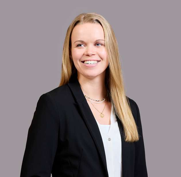 Stephanie Kudak, Vertical Market Manager Energy, Eplan : Die ambitionierten Klimaziele lassen sich nur erreichen, wenn wir Planung und Umsetzung nachhaltiger Energielösungen beschleunigen. In der Praxis bremsen vor allem komplexe Prozesse, Medienbrüche und Insellösungen. Aus Sicht von Eplan liegt der Schlüssel in integrierten digitalen, standardisierten und automatisierten Engineering-Prozessen. Sie verkürzen Projektlaufzeiten, machen Wissen skalierbar und schaffen Transparenz über den gesamten Lebenszyklus. So können Netz- und Energieinfrastrukturprojekte schneller und in größerer Zahl umgesetzt werden – ein zentraler Hebel angesichts der Dezentralisierung durch erneuerbare Energien.