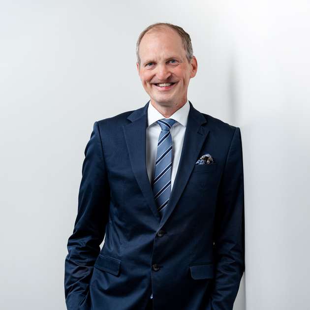 Jörg Ebel, Vice President Corporate Affairs bei IBC Solar: Solarenergie ist für viele Unternehmen ein zentraler Hebel zur Erreichung der Klimaziele: kostengünstig, flexibel und unabhängig von volatilen fossilen Energien. Was aktuell bremst, ist politische Unsicherheit statt klarer Leitplanken. Wer heimische Energieträger schlechtredet und statt Technologieoffenheit einseitig auf teure fossile Lösungen oder unrealistische Kernkraftoptionen setzt, schwächt den Standort, der dringend günstige Erneuerbare braucht. Gleichzeitig hemmt die angespannte Wirtschaftslage Investitionen in langfristige Projekte. Beschleunigte Genehmigungen, schnellere Netzanschlüsse – insbesondere für große Speicher – und die Digitalisierung des Stromsystems sind jetzt entscheidend. 