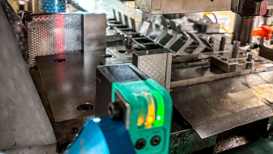 Auswurfkontrolle an einer Stanzpresse mit der Flächenlichtschranke R305.