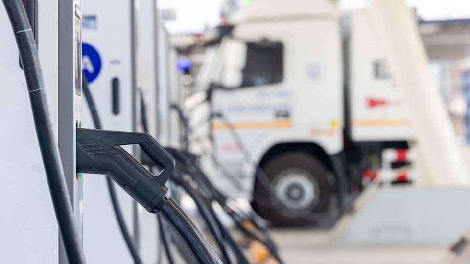 Bei der Depotladung mehrerer E-Lkw steuert ein Energiemanagementsystem die DC-Ladevorgänge fahrzeugscharf und bindet den Netzanschluss, den Batteriespeicher und die Photovoltaikanlage in einen Ladeplan ein.