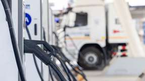 Bei der Depotladung mehrerer E-Lkw steuert ein Energiemanagementsystem die DC-Ladevorgänge fahrzeugscharf und bindet den Netzanschluss, den Batteriespeicher und die Photovoltaikanlage in einen Ladeplan ein.