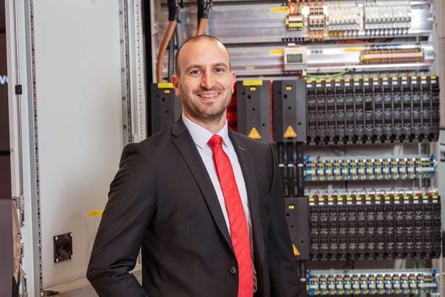 Dr. Christian Maryska, Leiter Business Unit Energy & Power Solutions bei Rittal: Wirtschaftlichkeit ist die Voraussetzung, um Tempo und Richtung auf dem Weg zur „All Electric Society“ zu halten. Entscheidend sind Digitalisierung, Standardisierung und Automatisierung – in Energienetzen wie in der Ladeinfrastruktur, in industriellen Anwendungen und in Rechenzentren. Genau hier setzen wir für unsere Kunden an: Mit Eplan ermöglichen wir durchgängige digitale Zwillinge im Engineering, zunehmend KI-gestützt. Diese Daten bilden die Basis für passgenaue Automatisierungslösungen. Ergänzt durch offene Systemplattformen für Stromverteilung, wie zum Beispiel RiLineX, schaffen wir neue zukunftsfähige standardisierte Infrastrukturen, auch für Gleichstromanwendungen in der Industrie und für KI-Rechenzentren.