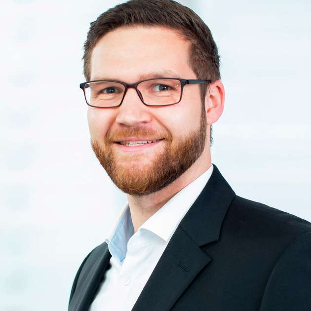 Sebastian Stelzer, Groupleader Productmanagement Industrial Ethernet, Weidmüller: 2026 setzt sich im Industrial Ethernet weniger die nächste Protokollgeneration durch als eine saubere Architektur. Entscheidend sind klar segmentierte Netze mit definierten Zonen und Übergängen – für Security ebenso wie für stabile Echtzeitkommunikation. In der Praxis zählen robuste Standardkomponenten, klare Zuständigkeiten und einfache Konzepte, die auch im Brownfield verwaltbar bleiben. Security entsteht nicht durch Zusatzfunktionen, sondern durch Segmentierung, sichere Produktentwicklung und saubere Betriebsprozesse. Der Maßstab ist nicht technologische Eleganz, sondern Verfügbarkeit, Wartbarkeit und Risikomanagement im Lebenszyklus.