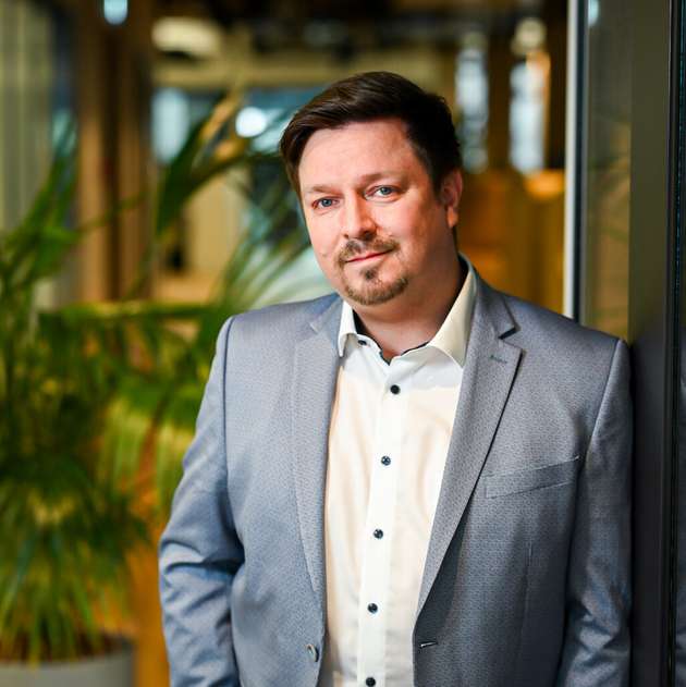 Philipp Jauch, Industry Marketing Manager, Industrial Automation, Moxa Europe: 2026 setzen sich im Industrial Ethernet vor allem ganzheitliche Security Ansätze durch. Getrieben durch den Cyber Resilience Act rücken strukturierte Risikoanalysen für Maschinen und Anlagen in den Fokus. Bewährte Architekturprinzipien wie segmentierte Netze nach dem Site Zone Cell Modell, der Einsatz industrieller Firewalls sowie Intrusion Prevention Systeme mit Virtual Patching zum Schutz von Legacy HMIs werden in der industriellen Praxis zunehmend verbindlich und etablieren sich als Standard. Ergänzt durch sauber geplante VLAN Konzepte lassen sich Sicherheit und Stabilität auch im Brownfield deutlich erhöhen. Cybersecurity wird so vom reinen Kostenfaktor zu einem integrierten Qualitäts- und Differenzierungsmerkmal.