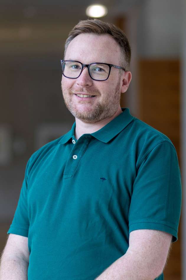 Dominik Matura, Teamleiter Technischer Applikationstest, Murrelektronik: Industrial Ethernet entscheidet sich 2026 an der Architektur, nicht am Protokoll. Durchgängigkeit bis zum Sensor erreichen wir über Single Pair Ethernet – ohne Medienbrüche und mit weniger Kabeln. Ein offenes Netz muss segmentiert und überwachbar sein: Wir setzen auf Security-by-Design nach IEC 62443, mit Managed Switches, Zonenbildung und authentifizierter Kommunikation. Im Brownfield zählt Interoperabilität: Multi-Protokoll-fähige IP67-Feldswitche bedienen Profinet und EtherNet/IP mit einer Hardware – weniger Lagervarianten, mehr Flexibilität für den Maschinenbauer. Best Practice 2026 ist nicht das eine Protokoll, sondern eine offene, durchgängige Infrastruktur – die Echtzeit, Interoperabilität und Security von der Leitebene bis ins Feld bringt.