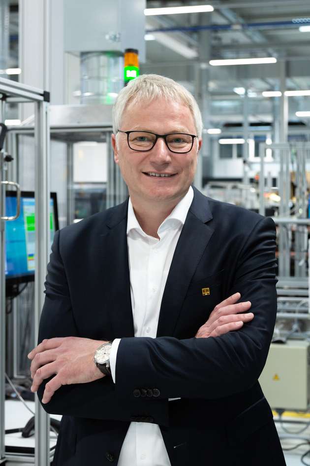 Harald Müller, Mitglied im Vorstand, PI (Profibus & Profinet International):  Industrial Ethernet ist heute als Systemarchitektur in Brownfield und Greenfield Anlagen etabliert. Gefordert sind Lösungen, die Determinismus, einfache Integration und globale Verfügbarkeit ermöglichen – vom Maschinenmodul bis zur Prozessanlage. Entscheidend ist dabei das Gesamtsystem: Offenheit und echte Interoperabilität durch Profile, Zertifizierung und Multivendor Ökosysteme schaffen die Basis. Security by Design – vom Gerät über das Netzwerk bis zur IT Integration – ist Grundanforderung, während hohe Usability hilft, steigende Komplexität zu beherrschen. Für nachhaltigen Erfolg sind schrittweise Migration, nahtlose Engineering Integration und rückwärtskompatible Geräte entscheidend. Profinet verbindet Automatisierung, IT und Security zu einer offenen, praxistauglichen Architektur.