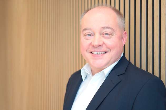 Frank Schewe, Vice President Automation Infrastructure, Phoenix Contact: Neue gesetzliche Anforderungen der EU wie die NIS-2-Richtlinie, der Cyber Resilience Act (CRA) sowie die Maschinenverordnung erfordern heute effektive Security-Konzepte für bestehende und neu zu planende Automatisierungsnetze. Dabei ermöglicht das Architekturprinzip der Netzwerksegmentierung die Bildung von abgegrenzten, sicheren Automatisierungszellen. Dort lassen sich neben sicheren Kommunikationsprotokollen auch nicht-sichere Legacy-Systeme weiterverwenden. Hierbei übernehmen dedizierte Security Appliances die Kernfunktionen der Cyber Security. Dazu gehören zum Beispiel Firewalls, IP-Routing, NAT und VPN-Gateways, die sich an den Übergabestellen zwischen den Zellen und zur IT-Infrastruktur des Betreibers befinden. Die sichere Auslegung der Zelleninfrastruktur wird häufig flankiert durch die Verwendung von Managed Switches mit Port-basierten VLANs und Security-Funktionen. So können der Anschluss von freigegebenen Endgeräten an das Netzwerk sowie die Verteilung der Informationen fein abgestuft gesteuert und überwacht werden. Abgesehen von der Cyber Security im Netzwerk erhöht dies ebenfalls die Performance und Wartung der Anlagen im Vergleich zu großen, flachen Netzwerken, bei denen beispielsweise Broadcast-Stürme den Betrieb stören können. Neben der erforderlichen Hardware zum Aufbau des Netzwerks unterstützt Phoenix Contact die Anwender bei der Durchführung von Bedrohungs- und Risikoanalysen. Ergänzt wird dies durch Blaupausen für Netzwerke, die individuell angepasst für die eigene Applikation eingesetzt werden können.