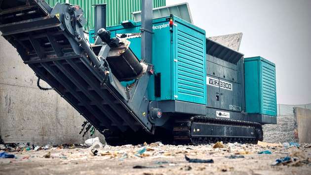 Der VEZ 3300 e zerkleinert Material direkt am Einsatzort. Dadurch werden Transport- und Logistikaufwand reduziert, insbesondere bei wechselnden Standorten oder schwankendem Materialaufkommen. 