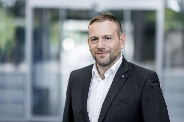 Thomas Rauch, Chief Technology Officer (CTO), Hilscher: 2026 ist Industrial Ethernet endgültig eine Architekturfrage – und Cybersecurity ihr zentraler Bestandteil. Entscheidend ist nicht, welches Protokoll gewinnt, sondern wie Echtzeit/Determinismus, Multi-Vendor-Interoperabilität und Security-by-Design über den gesamten Lebenszyklus beherrscht werden. Durchsetzen werden sich multiprotokollfähige Kommunikationsplattformen, transparente Diagnose, SBOMs, Risikoanalysen und Update-Prozesse, mit denen große Geräteflotten ohne Zeitverzug abgesichert werden können. Im Brownfield heißt das: segmentieren, integrieren und schrittweise migrieren. Mit den CRA-Berichtspflichten ab 11. September 2026 und der vollen Anwendung ab 11. Dezember 2027 wird Cyber Resilience zur verbindlichen Produkteigenschaft. Aus meiner Sicht liegt der Schlüssel in updatefähiger, zertifizierbarer Gerätekommunikation.