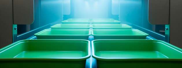 Die Behälter werden im Inneren der Schleuse durch energiesparende UV-C-LEDs bestrahlt, die 99,9 Prozent aller Keime abtöten.