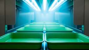 Die Behälter werden im Inneren der Schleuse durch energiesparende UV-C-LEDs bestrahlt, die 99,9 Prozent aller Keime abtöten.
