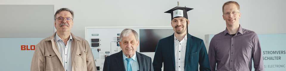 Als sichtbares Zeichen der Anerkennung wurde ihm symbolisch ein individuell gestalteter Doktorhut überreicht.