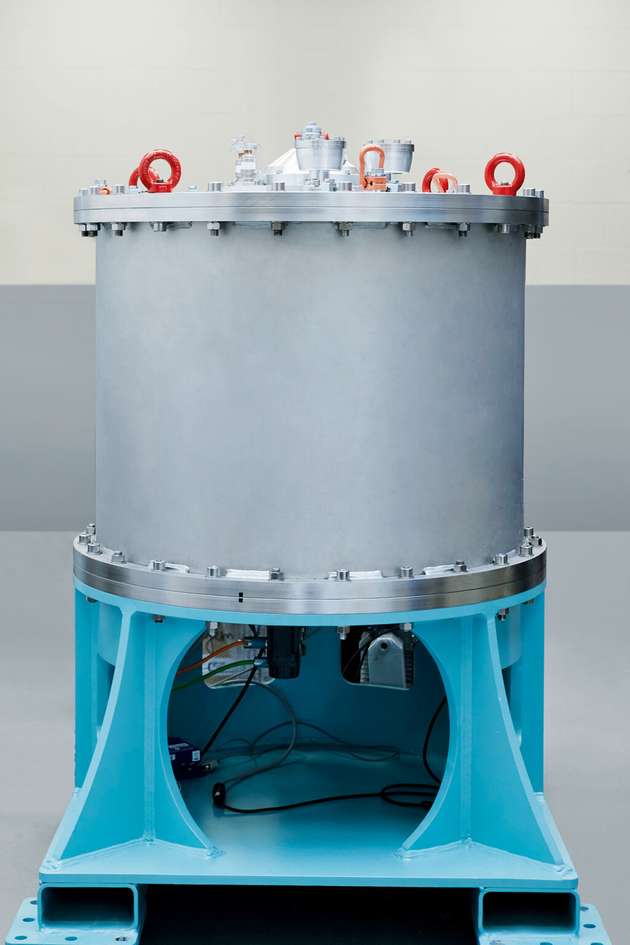 Ein elektrischer Schwungradspeicher nutzt die Energie eines rotierenden Körpers (dem Schwungrad), der durch einen Elektromotor beschleunigt wird und seine Bewegungsenergie speichert. Bei Bedarf wird diese gespeicherte kinetische Energie durch denselben Motor, der nun als Generator wirkt, wieder in elektrische Energie zurückverwandelt.