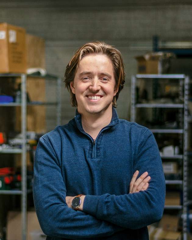 „Die extrem schnellen und genauen Netzmessungs- und Schutzfunktionen des M200-Systems eignen sich ideal für die Anwendung bei Hochleistungsanlagen von Häfen mit ihren kurzzeitigen Leistungsspitzen“, sagt Timo Pauel, New Business Development Manager, QuinteQ.