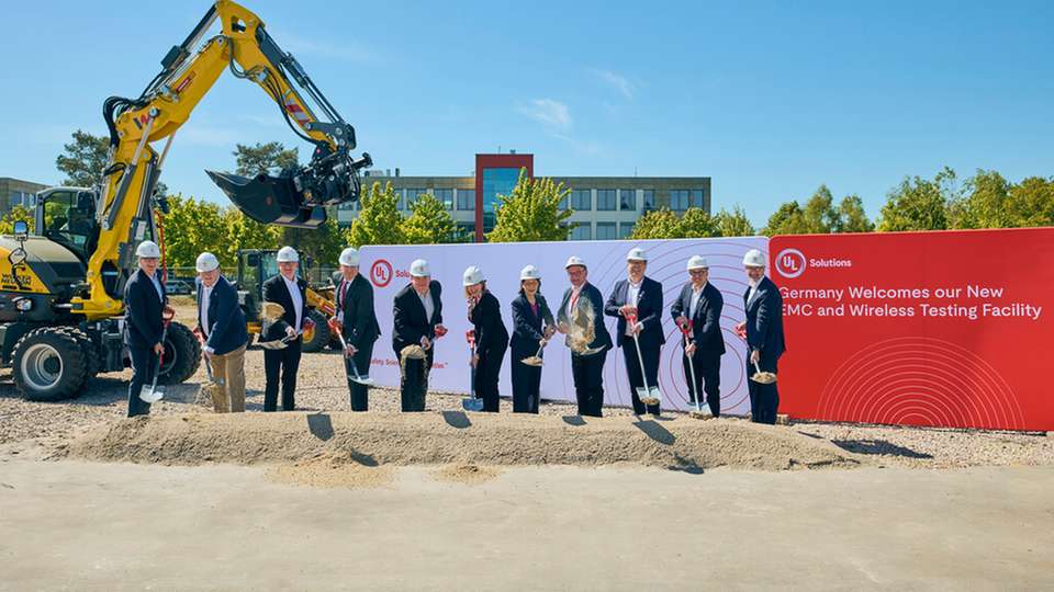 Anlässlich der weiteren Expansion UL Solutions nahmen Präsidentin und CEO Jennifer Scanlon, Finanzvorstand Ryan Robinson sowie weitere Führungskräfte von UL Solutions gemeinsam mit Dirk Gene Hagelstein, Bürgermeister von Neu-Isenburg, und Oliver Quilling, Landrat des Landkreises Offenbach, am ersten Spatenstich für das neue Prüflabor des Unternehmens teil.