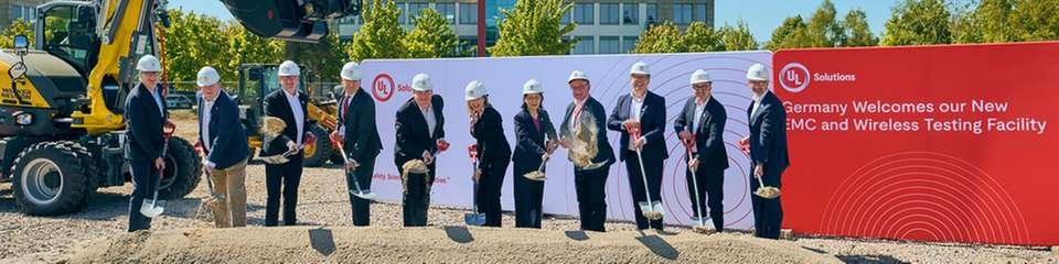 Anlässlich der weiteren Expansion UL Solutions nahmen Präsidentin und CEO Jennifer Scanlon, Finanzvorstand Ryan Robinson sowie weitere Führungskräfte von UL Solutions gemeinsam mit Dirk Gene Hagelstein, Bürgermeister von Neu-Isenburg, und Oliver Quilling, Landrat des Landkreises Offenbach, am ersten Spatenstich für das neue Prüflabor des Unternehmens teil.