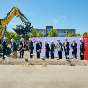 Anlässlich der weiteren Expansion UL Solutions nahmen Präsidentin und CEO Jennifer Scanlon, Finanzvorstand Ryan Robinson sowie weitere Führungskräfte von UL Solutions gemeinsam mit Dirk Gene Hagelstein, Bürgermeister von Neu-Isenburg, und Oliver Quilling, Landrat des Landkreises Offenbach, am ersten Spatenstich für das neue Prüflabor des Unternehmens teil.