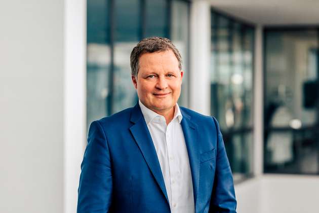 Thomas Speidel, CEO und Gründer, Ads-tec Energy: Viele Unternehmen erleben gerade, dass Energie nicht mehr nur ein Kostenpunkt, sondern ein strategischer Erfolgsfaktor ist. Volatile Strompreise, schwankende Einspeisung erneuerbarer Energien und begrenzte Netzkapazitäten erhöhen den Druck auf energieintensive Betriebe. Batteriespeicher schaffen hier mehr Resilienz und Handlungsfähigkeit: Sie stabilisieren Prozesse, erhöhen die Versorgungssicherheit und machen Energie flexibler nutzbar. Die Technologie dafür ist da. Was heute bremst, sind lange Genehmigungen, regulatorische Unsicherheit und fehlende Anreize für Flexibilität. Wer Energie strategisch nutzt, stärkt am Ende auch seine Wettbewerbsfähigkeit.