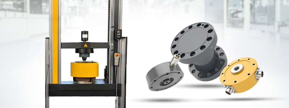 Premiere auf der Sensor+Test: GTM zeigt eine neue Kraftmesseinrichtung für industrielle Prüf- und Kalibrieraufgaben. Ein bewährter Maschinenrahmen und Referenzkraftaufnehmer ermöglichen vollautomatisierte Kalibrierungen inklusive Hysterese-Kompensation im Nennkraftbereich bis 250 kN.