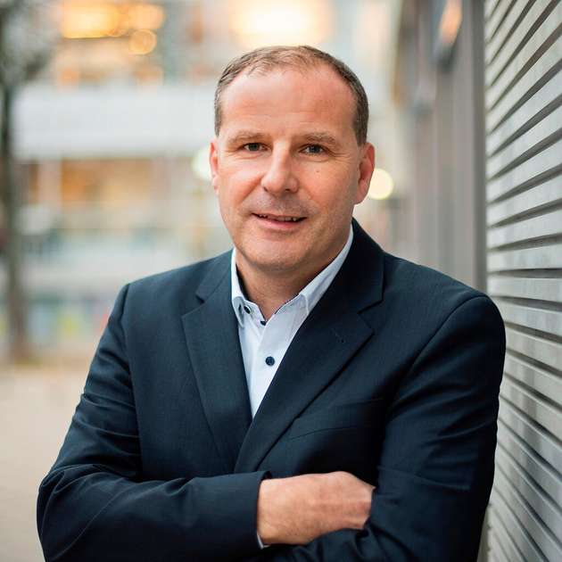 Pascal Daleiden, Vorstandsvorsitzender, Hitachi Energy Germany: Die Erreichung der Klimaziele bleibt eine zentrale gesellschaftliche Aufgabe. Dafür braucht es einen schnelleren Ausbau erneuerbarer Energien und der Netzinfrastruktur – denn ohne leistungsfähige Netze wird die Energiewende nicht gelingen.Entscheidend sind jetzt schnellere Genehmigungsverfahren, mehr Planungssicherheit und ein technologieoffener politischer Rahmen für Investitionen. Nachhaltigkeit ist für Hitachi Energy dabei nicht nur Teil unserer Produkte und Lösungen, sondern auch unseres eigenen Handelns – etwa durch den Einsatz von klimafreundlich hergestellten Materialien oder Solaranlagen mit Speicherlösungen an unseren Standorten. Was die Transformation aktuell am stärksten bremst, sind langwierige Verfahren, regulatorische Unsicherheiten und die zu langsame Umsetzung wichtiger Infrastrukturprojekte. Hier braucht es mehr Bewegung.