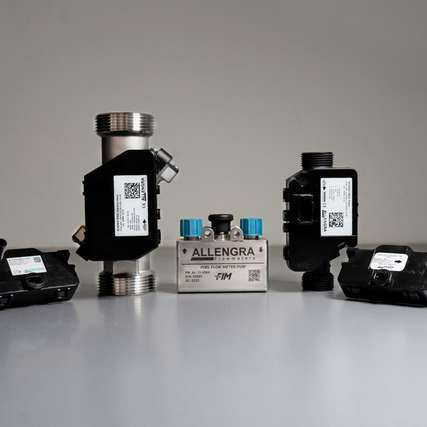 Die neue High-Precision-Generation des Microflow-Sensors von Allengra zielt auf hochdynamische Dosierprozesse: Sie misst kleinste Durchflüsse bereits ab 0,1 l/h, arbeitet mit hoher zeitlicher Auflösung im kHz-Bereich und eignet sich damit für pulsierende Strömungen und kurze, zeitkritische Prozesse.