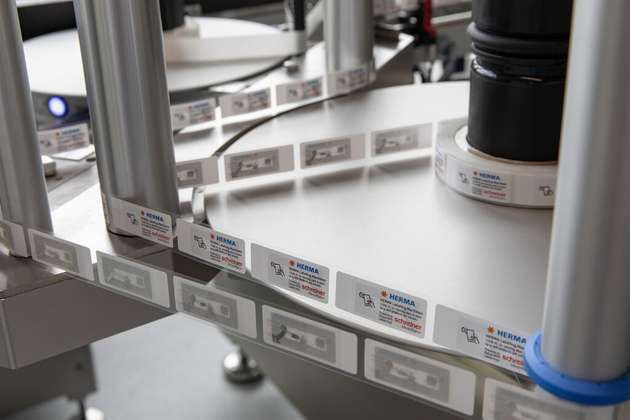 Die Etikettiermaschine HERMA 132M HC ermöglicht eine präzise und prozesssichere Applikation der Robust RFID-Labels von Schreiner MediPharm auch bei hohen Taktraten.