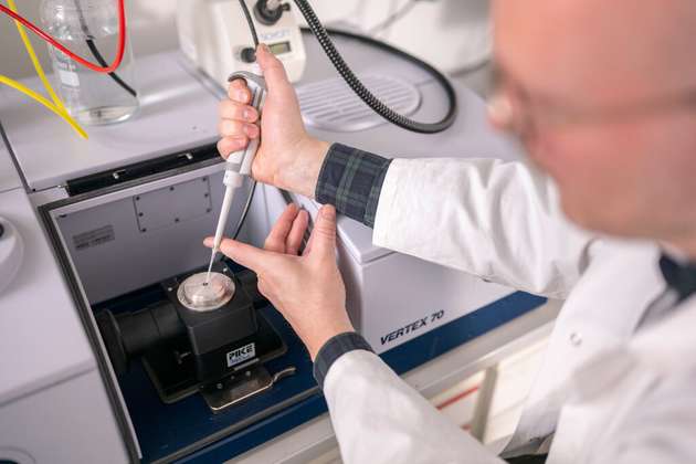 Dr. Sven Stripp bei der Auftragung der Proteinprobe für das spektroskopische Experiment.