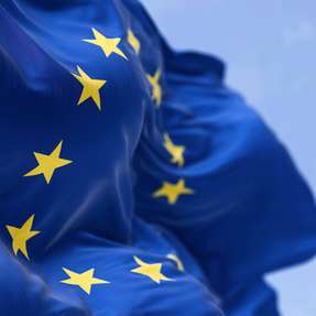 Europäische Hochschulen sollen mit Förderprogrammen, weniger Bürokratie sowie einer besseren technischen Ausstattung, Digitalisierung und Rechenleistung für KI Talente anziehen.