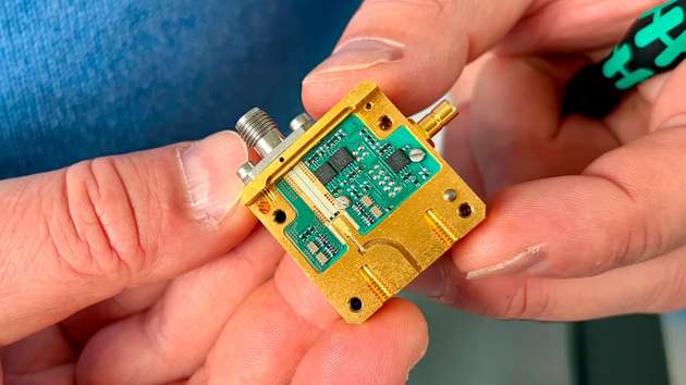 Das Herzstück komplexer elektrifizierter Systeme bilden Halbleitertechnologien. Sie kommen etwa in wenige Quadratmillimeter großen Mikrochips vor und verarbeiten Signale für uns Nutzende.