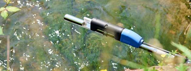 Das Spektrometer Memosens Wave CAS80E erfasst Parameter wie Nitrat, Trübung, TOCeq oder SAK254 in Echtzeit. Diese Messgrößen sind entscheidend – von der Ablaufkontrolle in Kläranlagen bis hin zur Überwachung von Roh- und Trinkwasser.