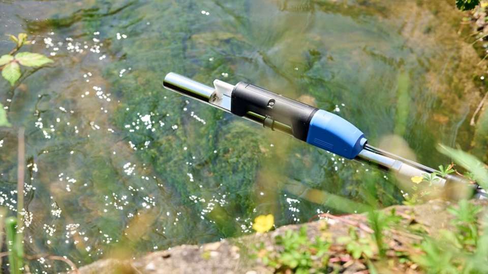 Das Spektrometer Memosens Wave CAS80E erfasst Parameter wie Nitrat, Trübung, TOCeq oder SAK254 in Echtzeit. Diese Messgrößen sind entscheidend – von der Ablaufkontrolle in Kläranlagen bis hin zur Überwachung von Roh- und Trinkwasser.