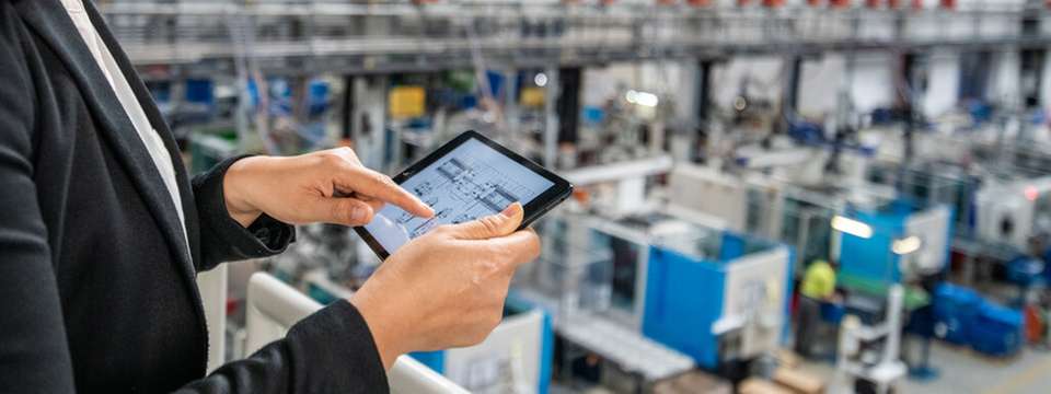 Industrie- und Medizindisplays müssen mehr können als Consumer-Hardware: Gefordert sind optische Qualität, Robustheit, Normkonformität und vor allem Langzeitverfügbarkeit. Technologien wie Frontglas-Optimierung und Optical Bonding verbessern Ablesbarkeit und Widerstandsfähigkeit – entscheidend ist jedoch ein frühes Design-in und ein belastbares Beschaffungsnetzwerk.