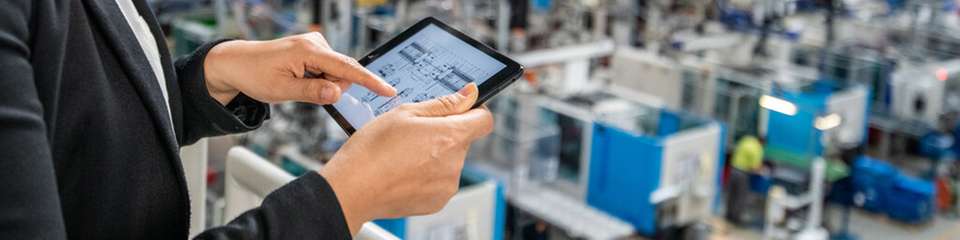 Industrie- und Medizindisplays müssen mehr können als Consumer-Hardware: Gefordert sind optische Qualität, Robustheit, Normkonformität und vor allem Langzeitverfügbarkeit. Technologien wie Frontglas-Optimierung und Optical Bonding verbessern Ablesbarkeit und Widerstandsfähigkeit – entscheidend ist jedoch ein frühes Design-in und ein belastbares Beschaffungsnetzwerk.
