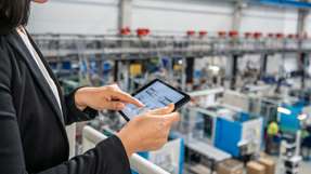 Industrie- und Medizindisplays müssen mehr können als Consumer-Hardware: Gefordert sind optische Qualität, Robustheit, Normkonformität und vor allem Langzeitverfügbarkeit. Technologien wie Frontglas-Optimierung und Optical Bonding verbessern Ablesbarkeit und Widerstandsfähigkeit – entscheidend ist jedoch ein frühes Design-in und ein belastbares Beschaffungsnetzwerk.