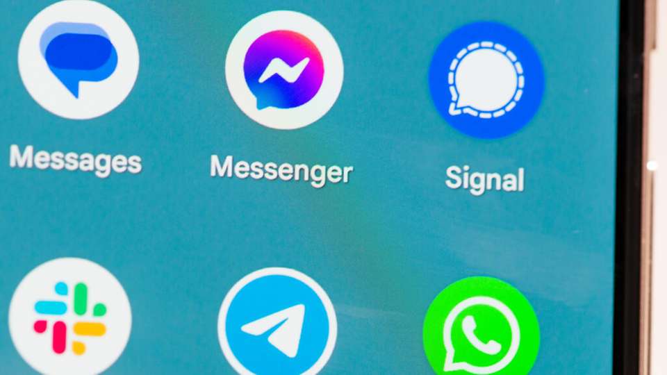 Der Wechsel zu einem neuen Messenger-Dienst dürfte am eigentlichen Problem deshalb nur wenig ändern: Phishing- und Social-Engineering-Attacken können über jeden Dienst getätigt werden.