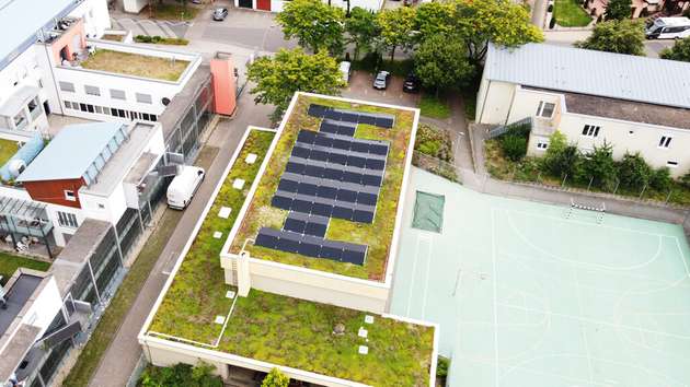 Die bereits installierten acht Anlagen, darunter auch die auf der Turnhalle der Bolandenschule, verfügen über eine Gesamtleistung von 587 Kilowatt-Peak.
